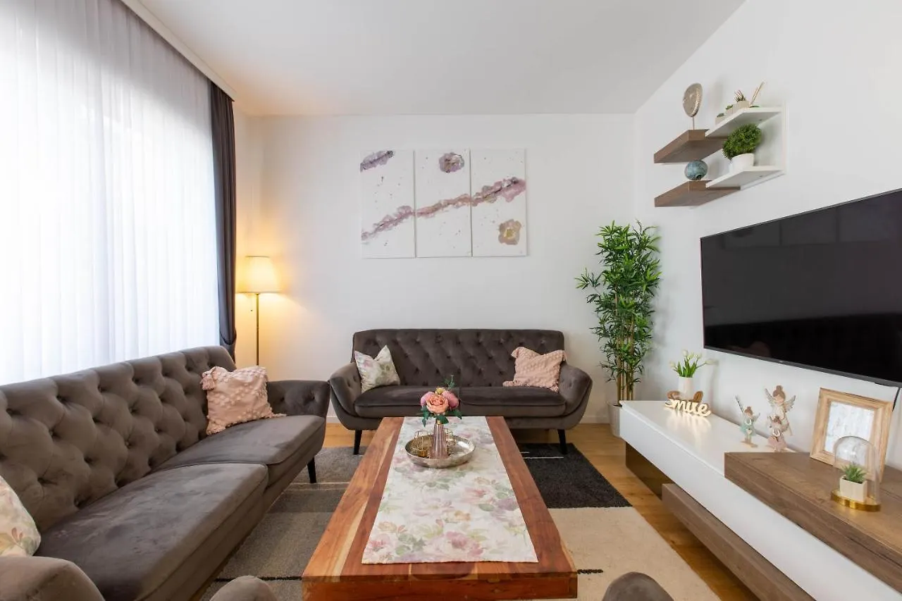 ספליט Penthouse Heavenly Holiday Home דירה