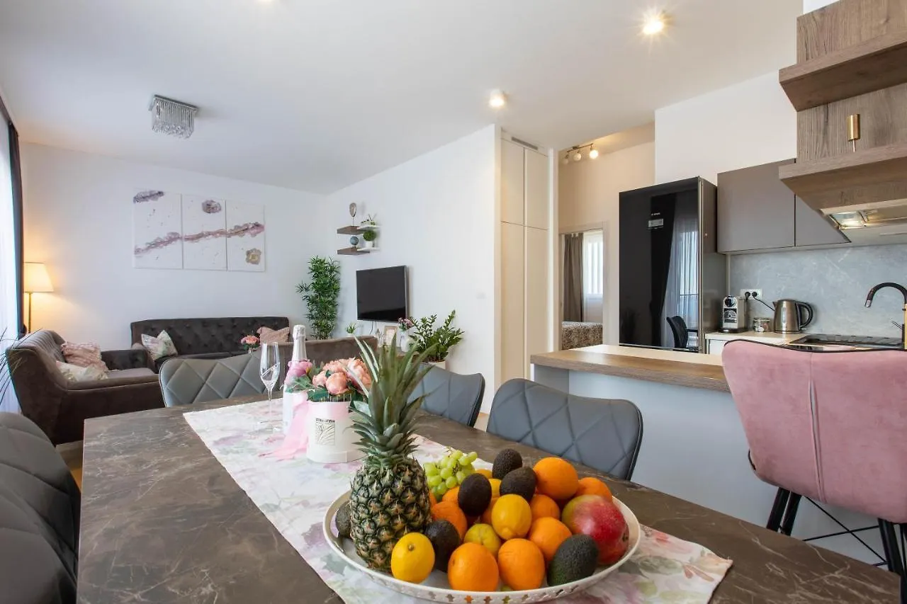 ספליט Penthouse Heavenly Holiday Home דירה