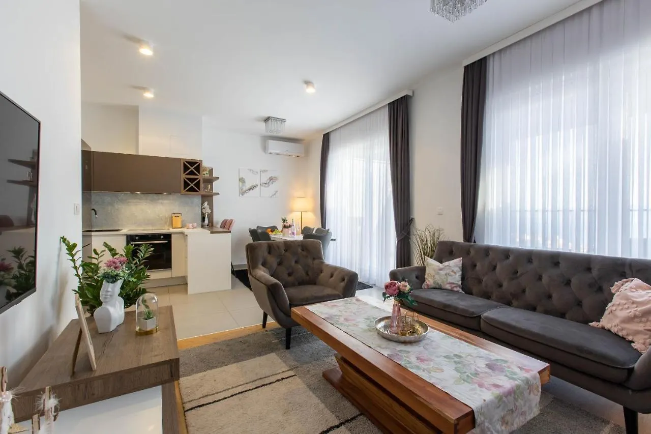 Penthouse Heavenly Holiday Home Split Apartment